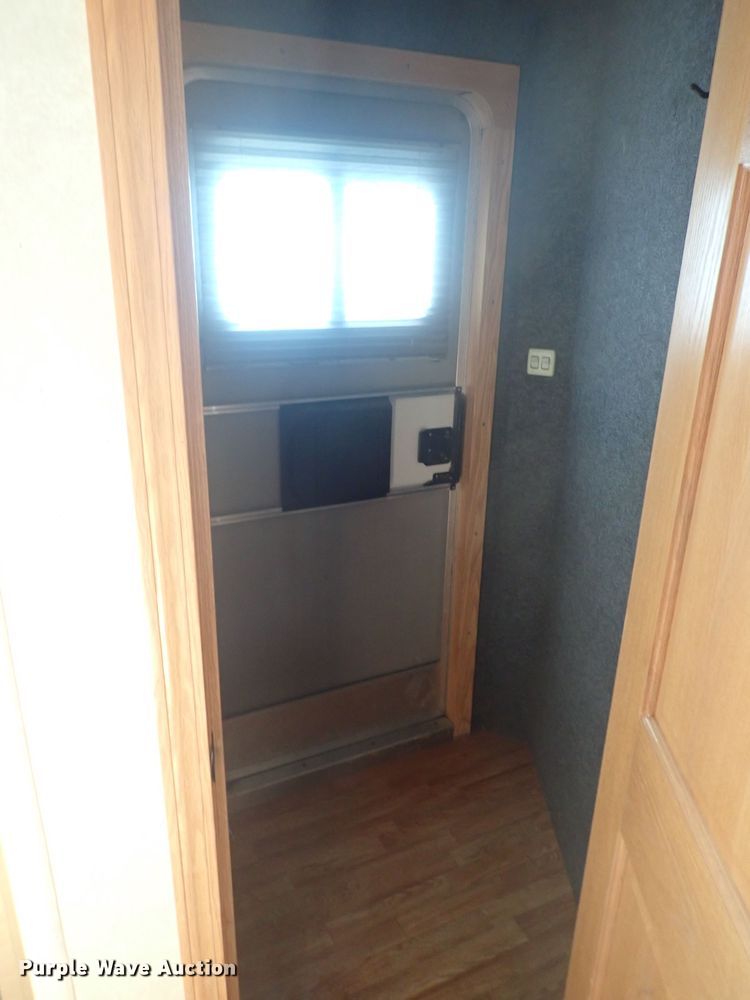 image for item DQ2989 2003 Keifer S-E173  livestock trailer