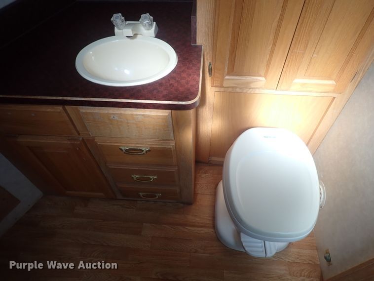 image for item DQ2989 2003 Keifer S-E173  livestock trailer