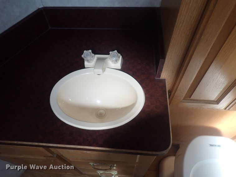 image for item DQ2989 2003 Keifer S-E173  livestock trailer