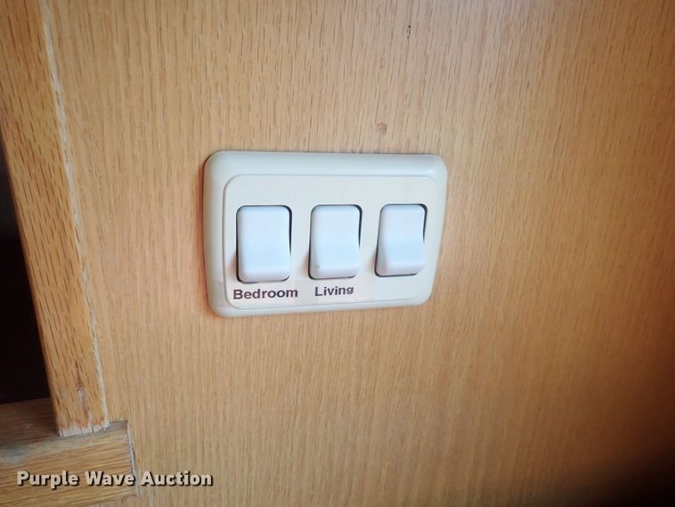 image for item DQ2989 2003 Keifer S-E173  livestock trailer