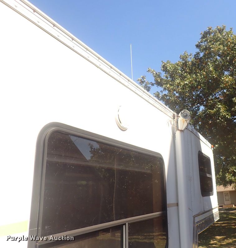 image for item DQ2989 2003 Keifer S-E173  livestock trailer