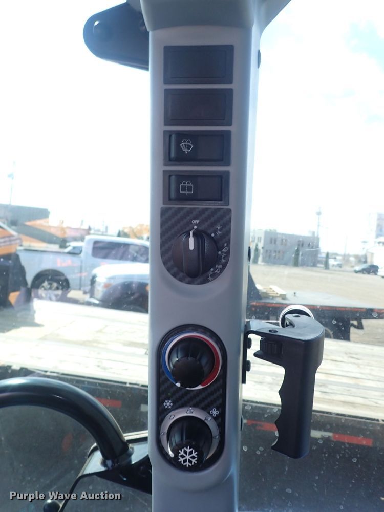 image for item DQ2998 2015 New Holland T4.75  MFWD tractor