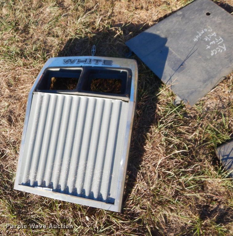 image for item DS1438 White 2-105 Field Boss  tractor