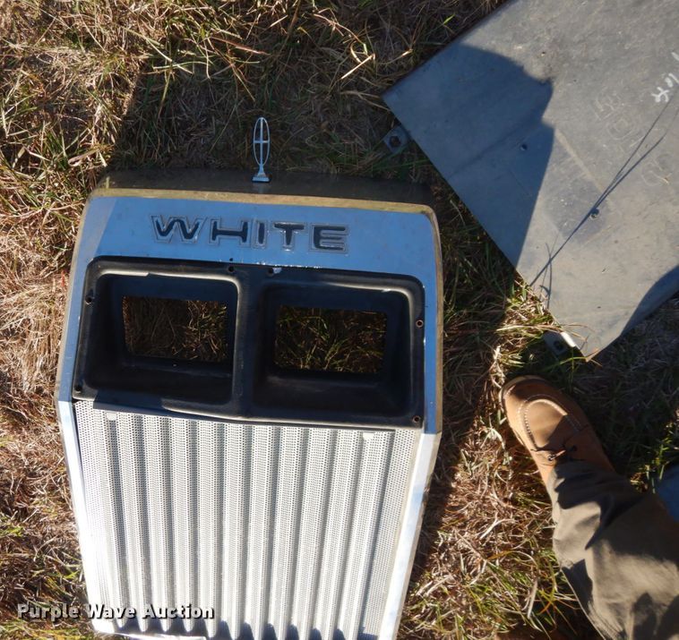 image for item DS1438 White 2-105 Field Boss  tractor