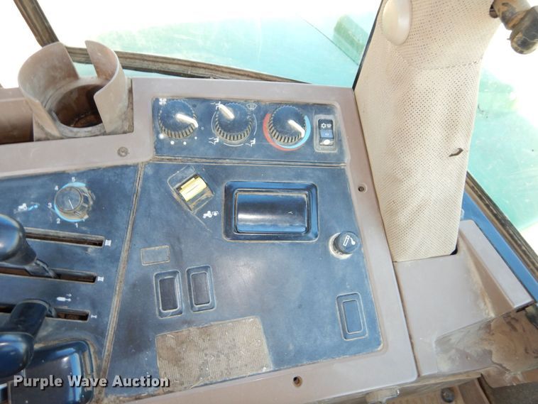 image for item DS1448 2001 John Deere 7210  MFWD tractor