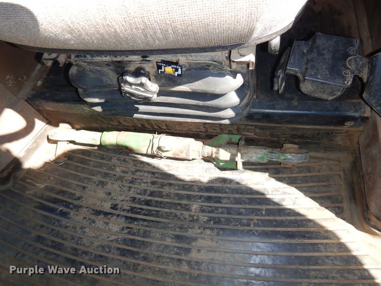 image for item DS1448 2001 John Deere 7210  MFWD tractor