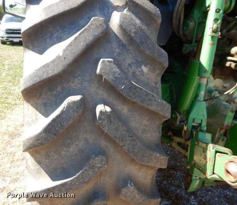 image for item DS1448 2001 John Deere 7210  MFWD tractor