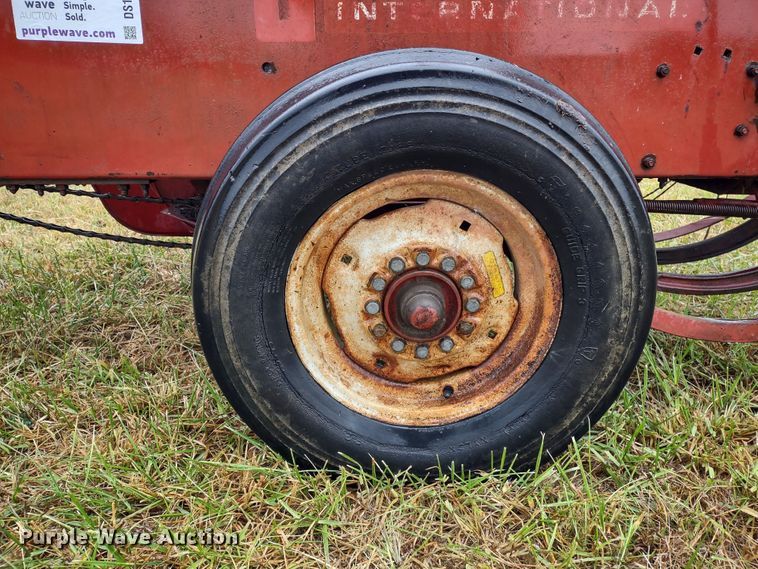 image for item DS1464 International 46  small square baler