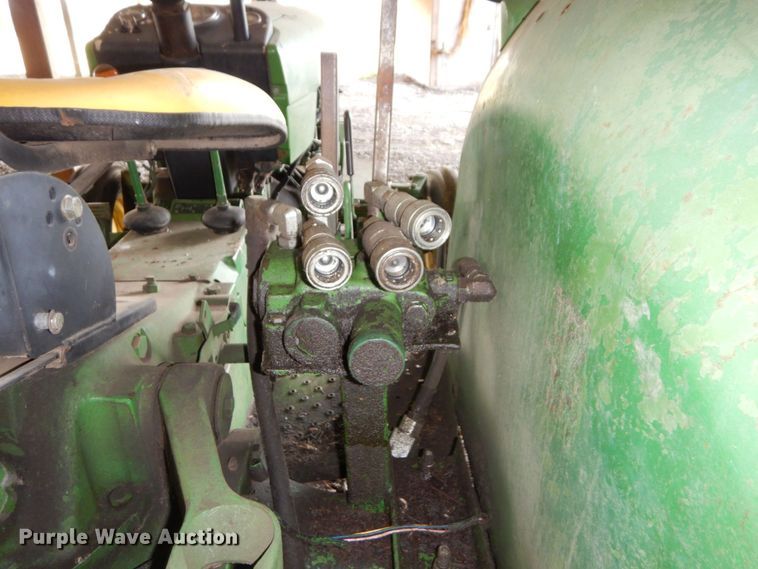 image for item DS1468 1966 John Deere 1020  tractor