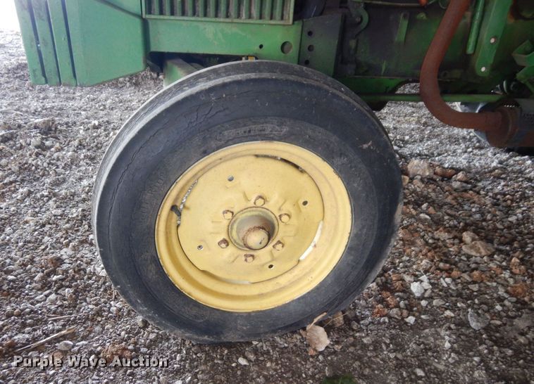 image for item DS1468 1966 John Deere 1020  tractor