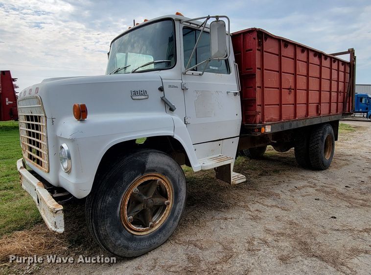 image for item HF9346 1975 Ford 700  grain truck