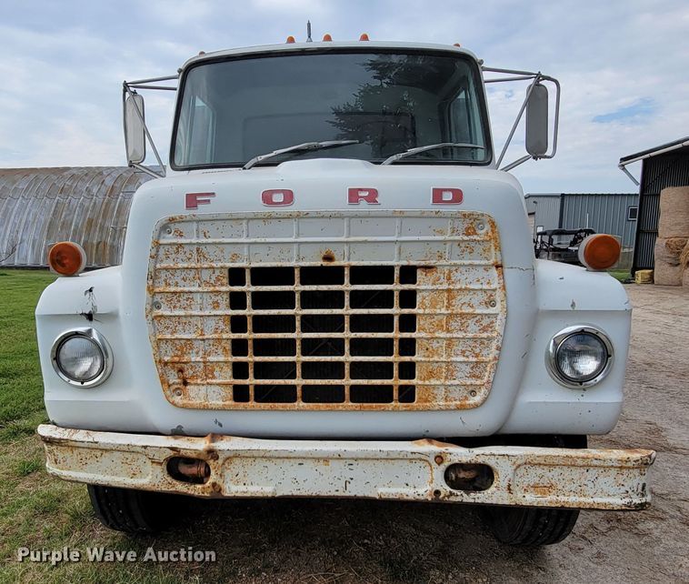 image for item HF9346 1975 Ford 700  grain truck