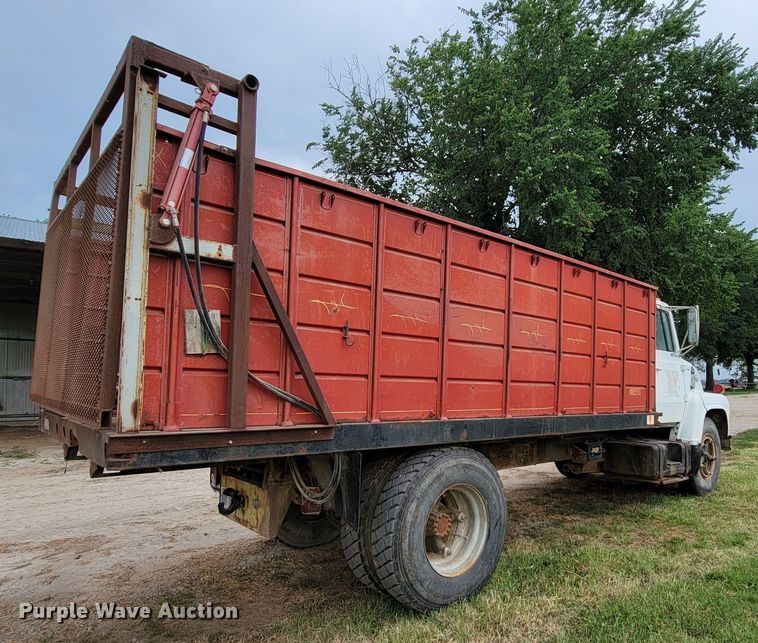 image for item HF9346 1975 Ford 700  grain truck