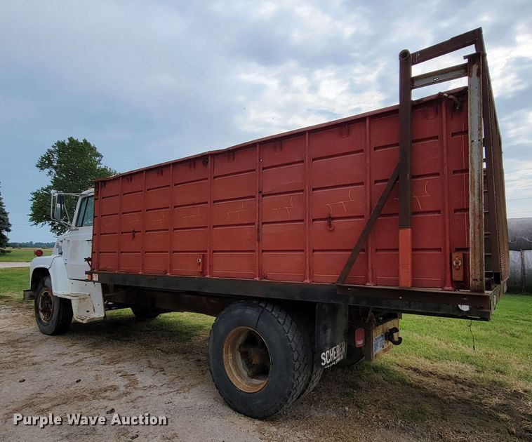 image for item HF9346 1975 Ford 700  grain truck