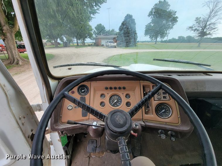 image for item HF9346 1975 Ford 700  grain truck