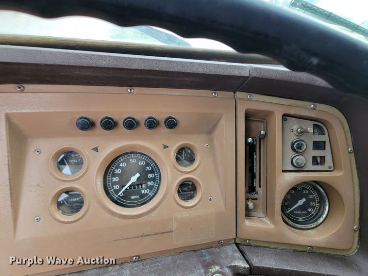 image for item HF9346 1975 Ford 700  grain truck