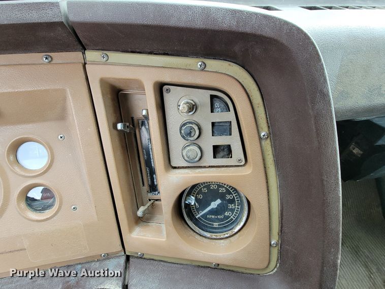 image for item HF9346 1975 Ford 700  grain truck