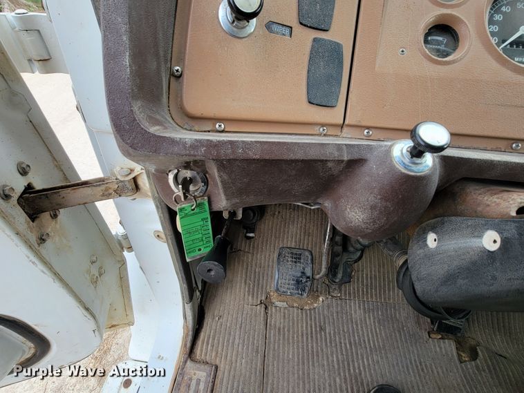 image for item HF9346 1975 Ford 700  grain truck