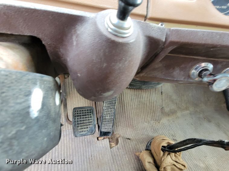 image for item HF9346 1975 Ford 700  grain truck