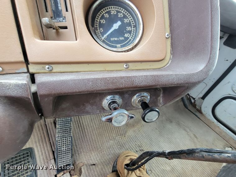 image for item HF9346 1975 Ford 700  grain truck