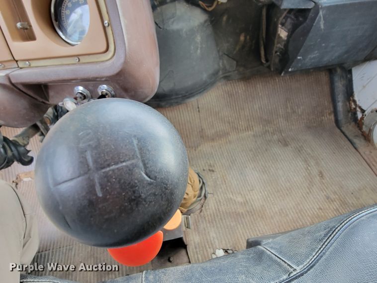 image for item HF9346 1975 Ford 700  grain truck