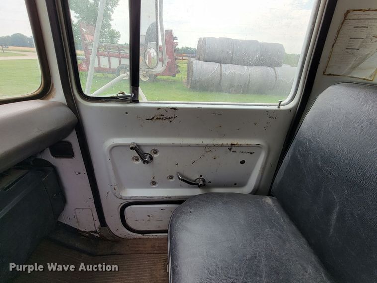 image for item HF9346 1975 Ford 700  grain truck