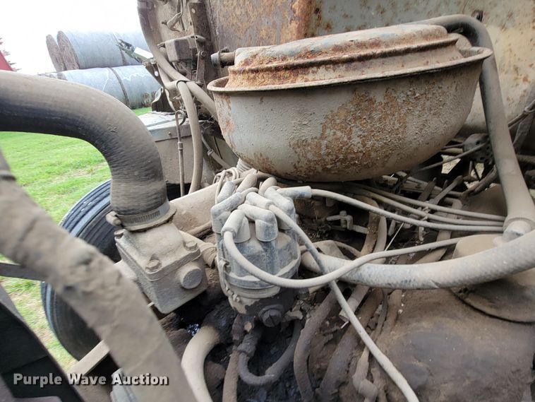 image for item HF9346 1975 Ford 700  grain truck