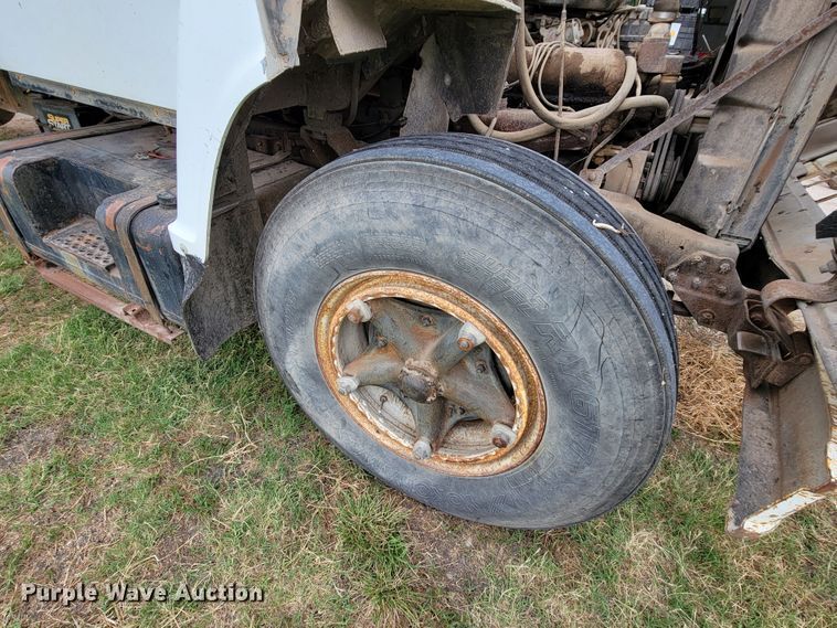 image for item HF9346 1975 Ford 700  grain truck