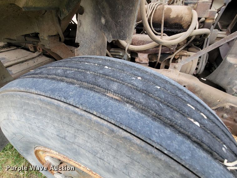 image for item HF9346 1975 Ford 700  grain truck