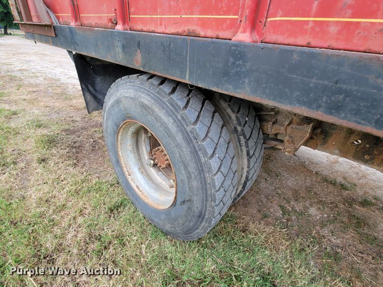 image for item HF9346 1975 Ford 700  grain truck