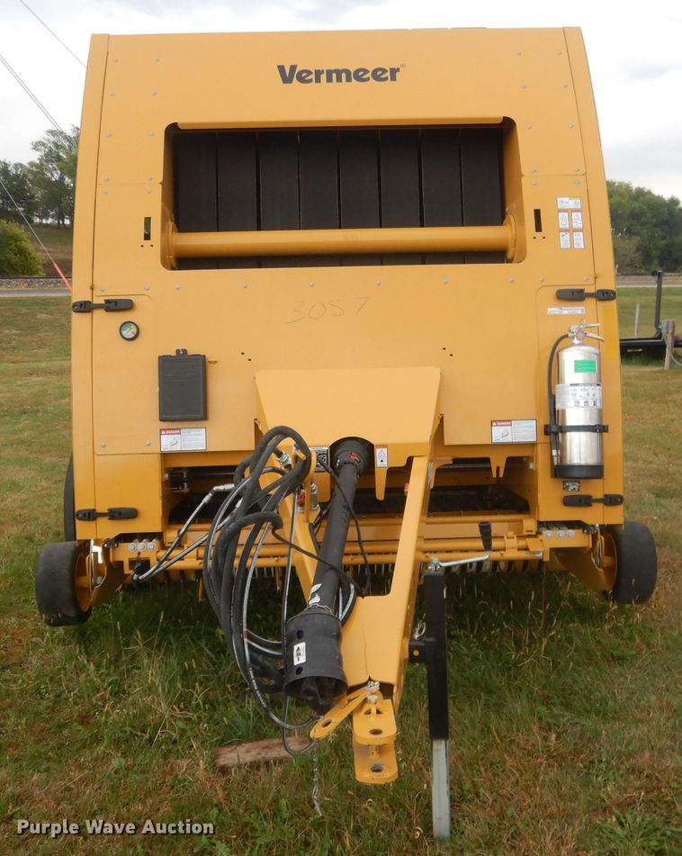 image for item HU9452 2021 Vermeer 605N Cornstalk Special  round baler