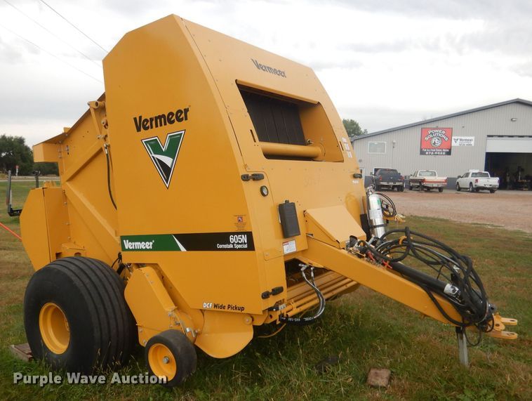 image for item HU9452 2021 Vermeer 605N Cornstalk Special  round baler