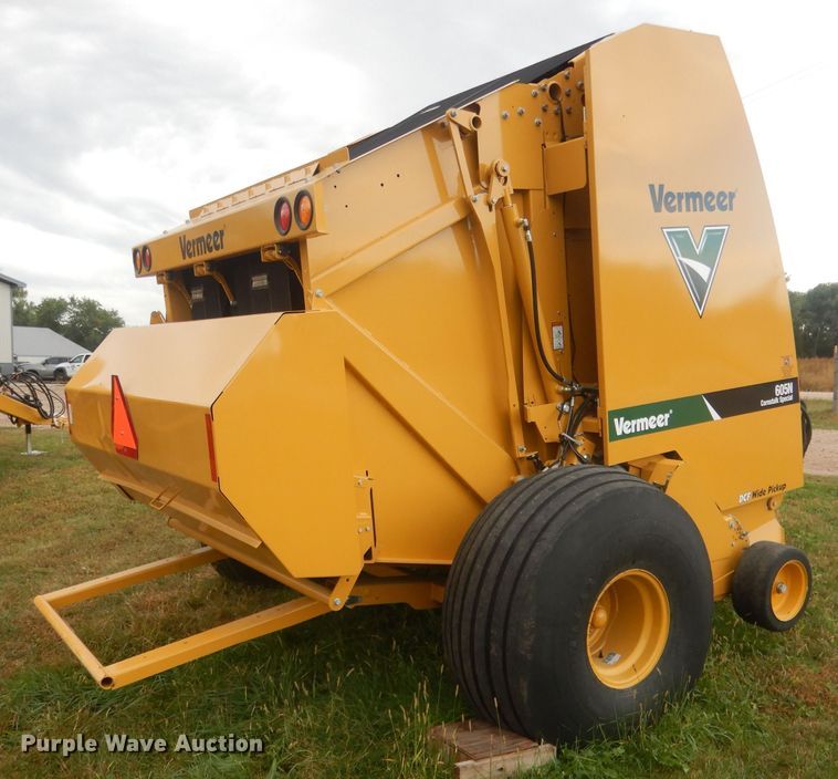 image for item HU9452 2021 Vermeer 605N Cornstalk Special  round baler
