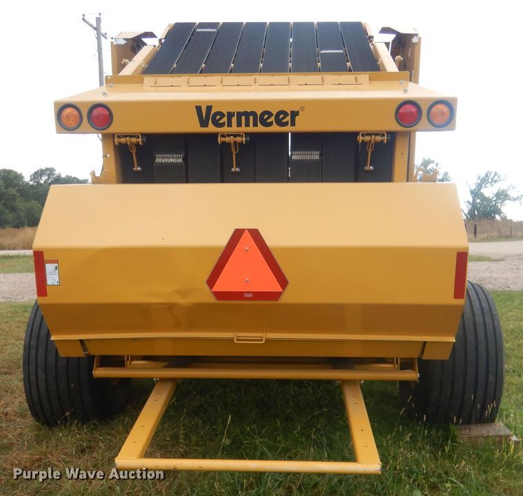 image for item HU9452 2021 Vermeer 605N Cornstalk Special  round baler