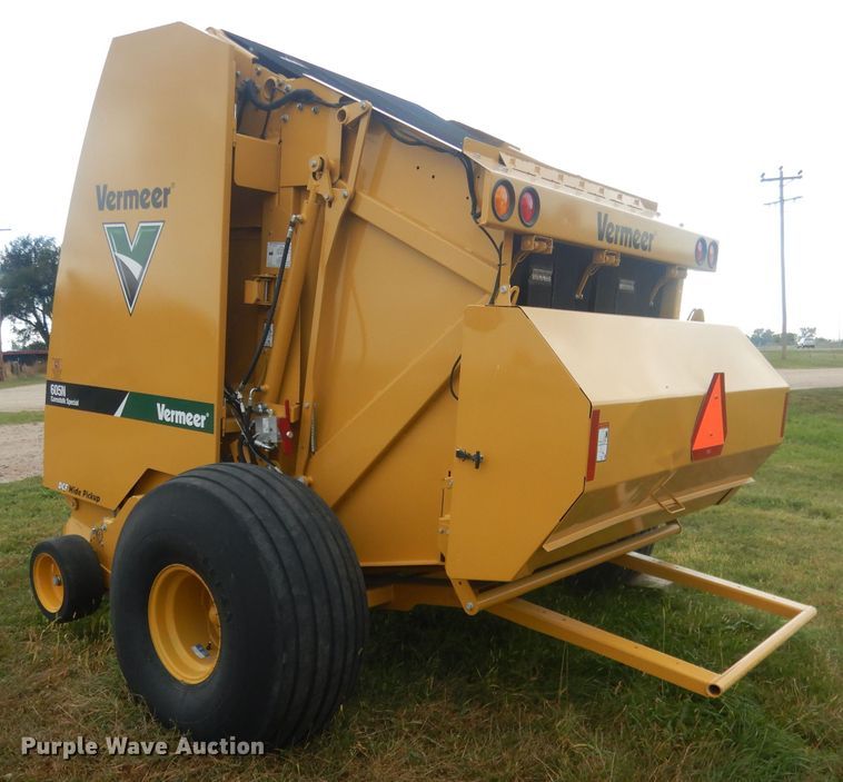 image for item HU9452 2021 Vermeer 605N Cornstalk Special  round baler