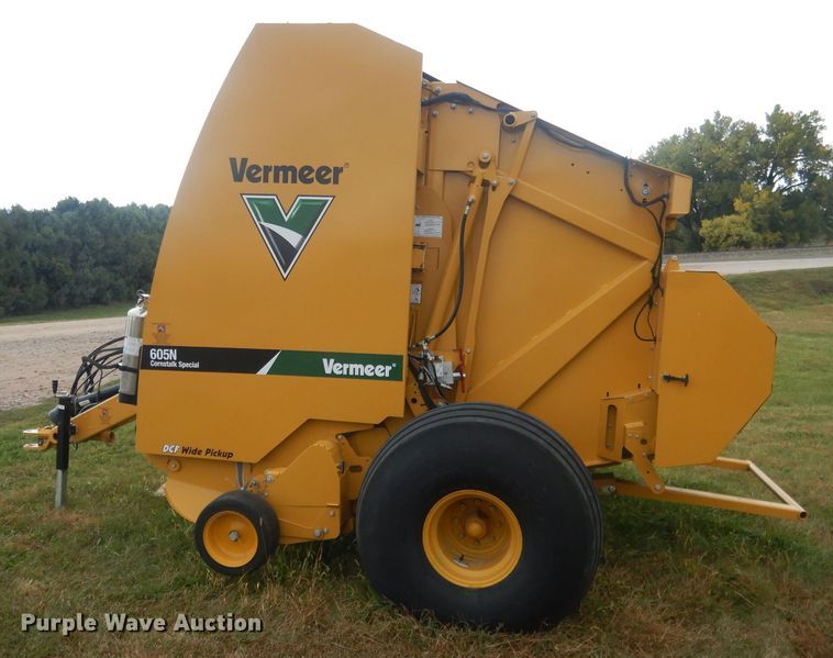 image for item HU9452 2021 Vermeer 605N Cornstalk Special  round baler