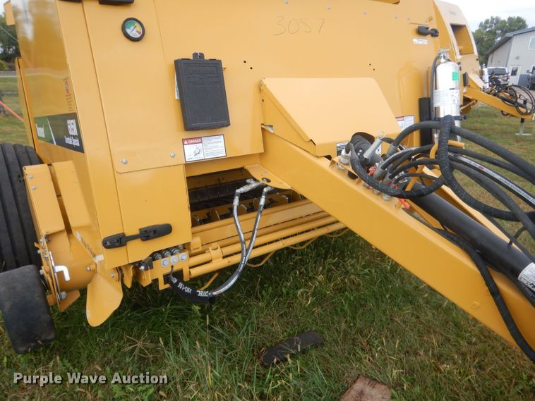 image for item HU9452 2021 Vermeer 605N Cornstalk Special  round baler