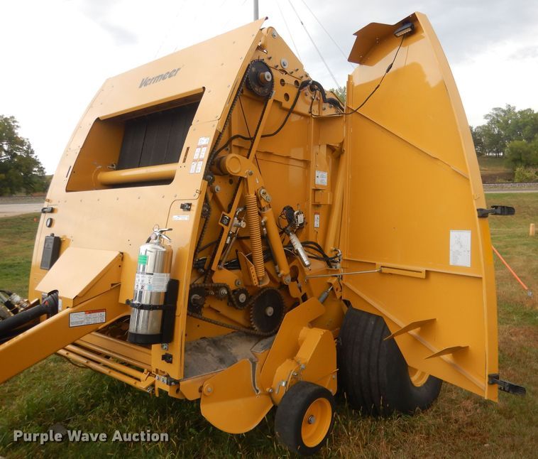 image for item HU9452 2021 Vermeer 605N Cornstalk Special  round baler