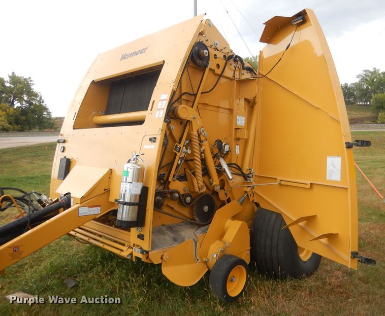 image for item HU9452 2021 Vermeer 605N Cornstalk Special  round baler