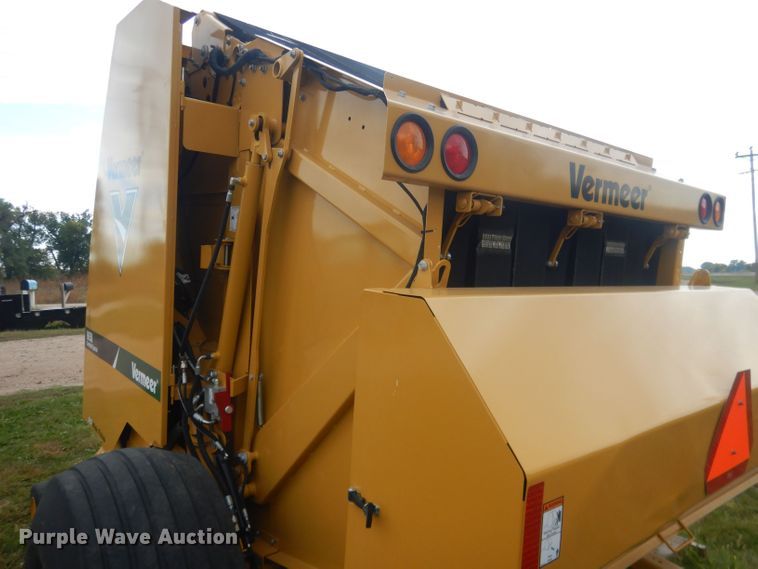 image for item HU9452 2021 Vermeer 605N Cornstalk Special  round baler