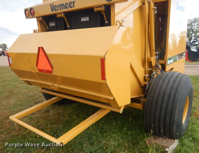 image for item HU9452 2021 Vermeer 605N Cornstalk Special  round baler
