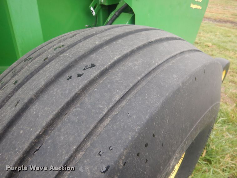 image for item HU9454 John Deere 569  round baler