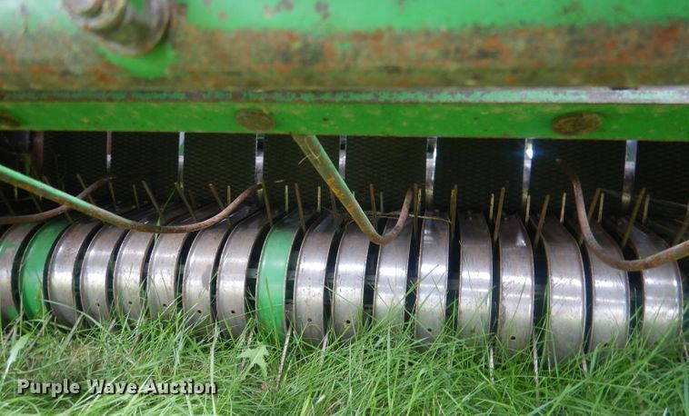 image for item HU9455 2005 John Deere 567  round baler