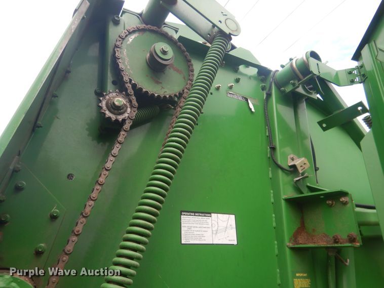 image for item HU9455 2005 John Deere 567  round baler