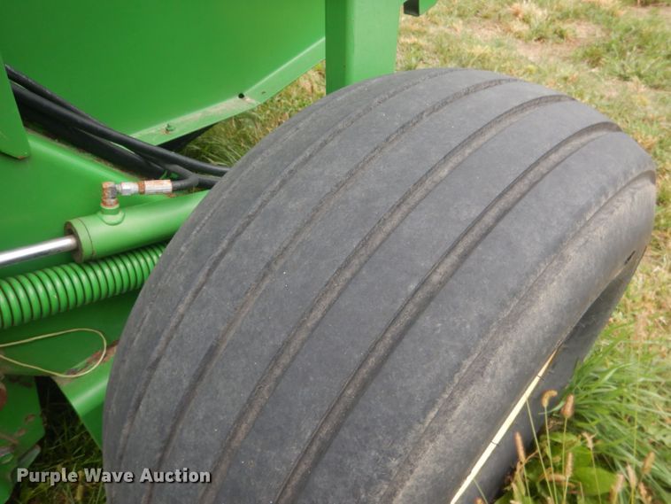 image for item HU9455 2005 John Deere 567  round baler