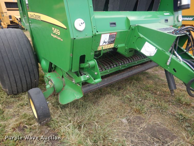 image for item HU9456 2013 John Deere 569  round baler
