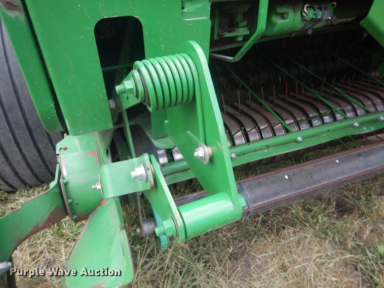 image for item HU9456 2013 John Deere 569  round baler