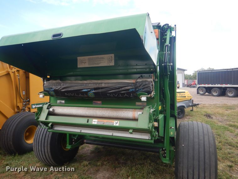 image for item HU9456 2013 John Deere 569  round baler