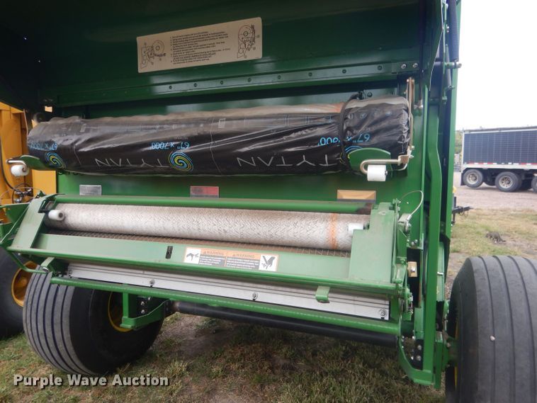 image for item HU9456 2013 John Deere 569  round baler