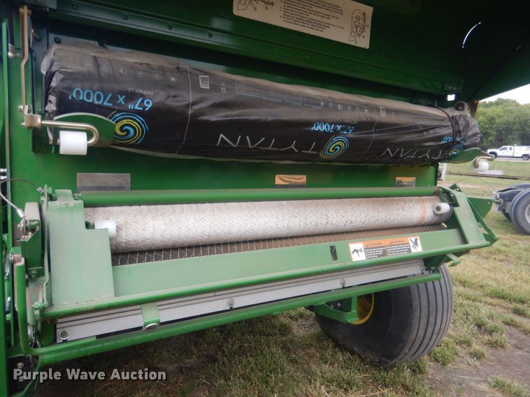 image for item HU9456 2013 John Deere 569  round baler